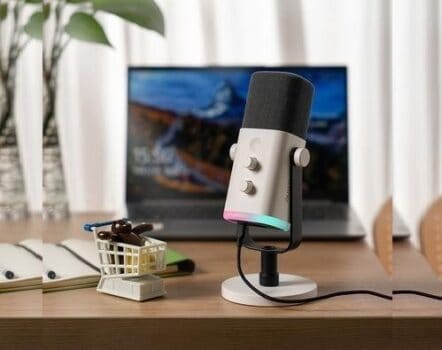 Microfone Dinâmico Gamer Fifine Ampligame, RGB, Cardióide, USB-C, Anti-Ruído, Para Streaming, Branco - AM8W