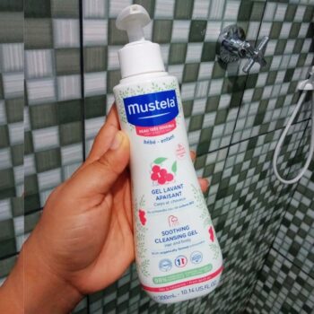 Mustela Gel Lavante Calmante 300ml para Pele Muito Sensível ou Sensibilizada – Sabonete Líquido Corpo e Cabelo para Bebês e Crianças - Sem fragrância - feito com 98% de ingredientes de origem natural