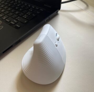 Mouse Sem Fio Logitech Lift Vertical com Design Ergonômico para Redução de Tensão Muscular, Cliques Silenciosos, Conexão Bluetooth ou USB Logi Bolt, Compatível com Windows/macOS/iPadOS - Branco