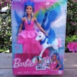 Barbie Um Toque de Mágica, Boneca Safira Edição Especial do 65º Aniversário da Barbie com Cabelo Azul, Acessórios e 1 Alicórnio (Unicórnio Alado)