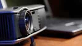 Os 5 Melhores Projetores de 2025 para Criar um Cinema em Casa