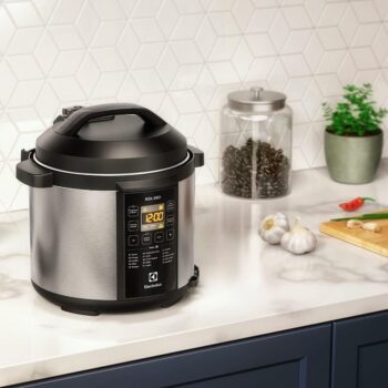 Panela pressão elétrica Electrolux digital capacidade 6L silenciosa segura 10 travas segurança 15 receitas pré-programadas 3 níveis pressão PCC20 inox preto 220v por Rita Lobo