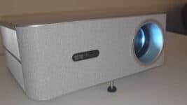 Pro Gaga PG610W – O Projetor que Promete Cinema de Rico pelo Preço de TV Barata