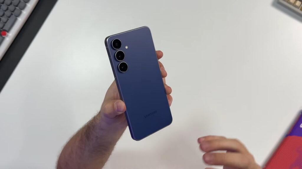 Galaxy S25 FE: primeiras impressões com tela de bordas menores, construção mais robusta e 7 anos de atualização