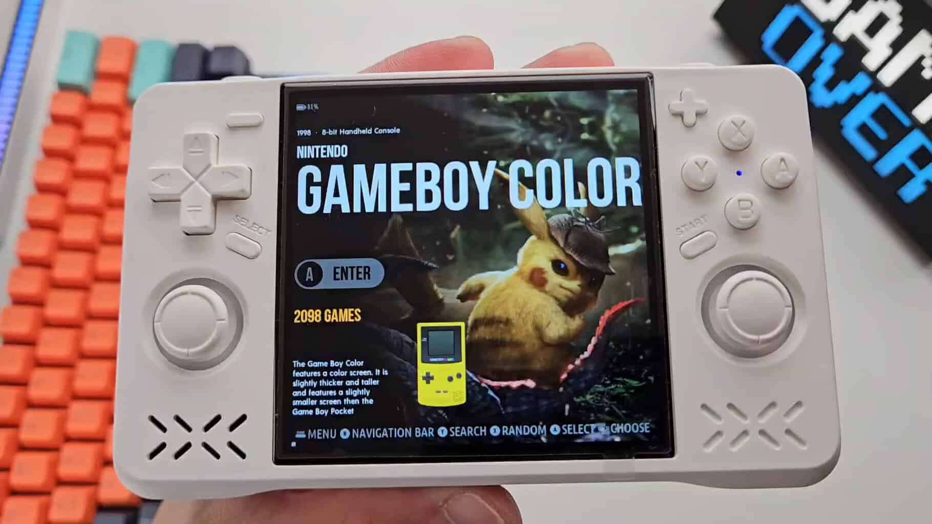 XF40H para Emulação: Desempenho Real com GBA, GBC e Nintendo DS (com jogos pouco óbvios) Gameboy Color branco, console portátil clássico com tela colorida, destaque na tecnologia retrô e jogos icônicos.