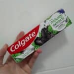 Colgate Creme Dental Natural Extracts Carvão Ativado e menta 90g