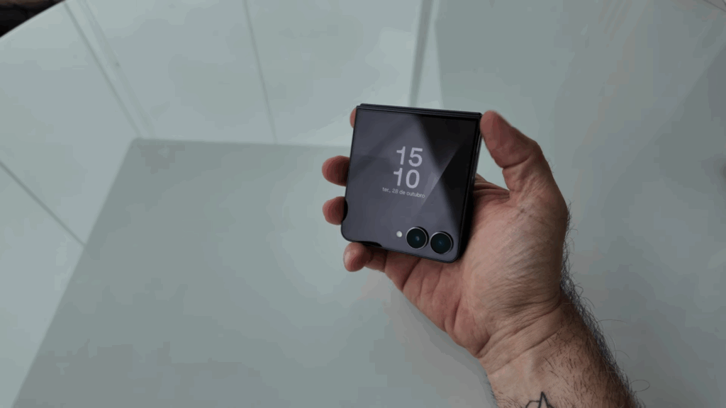 Galaxy Z Flip 7: unboxing, tela externa gigante e primeiras impressões — compacto, leve e com desempenho de topo Galaxy Z Flip 7: unboxing, tela externa gigante e primeiras impressões — compacto, leve e com desempenho de topo