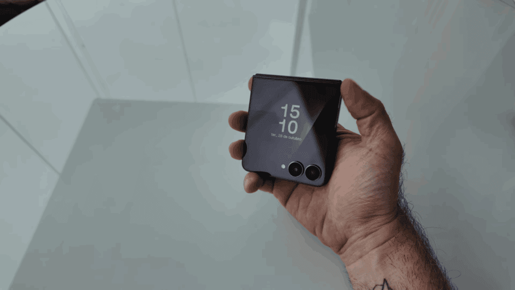 Galaxy Z Flip 7: unboxing, tela externa gigante e primeiras impressões — compacto, leve e com desempenho de topo