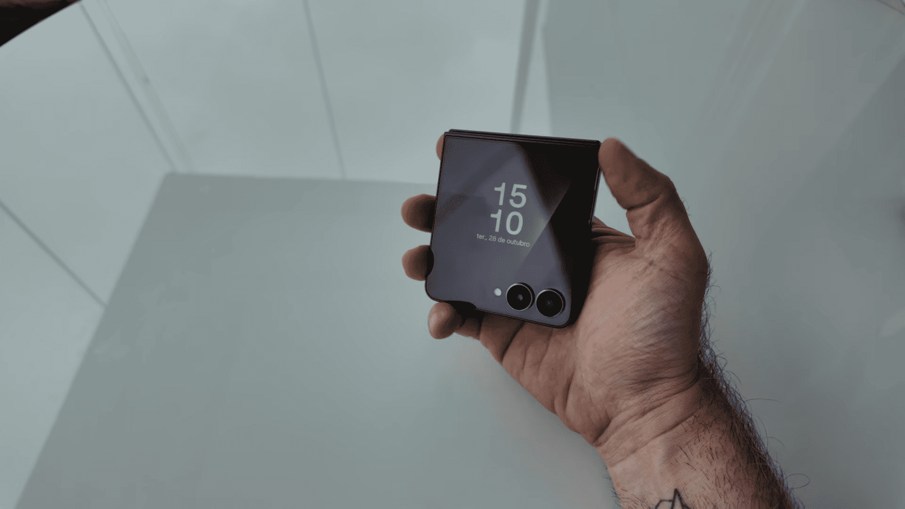 Galaxy Z Flip 7: unboxing, tela externa gigante e primeiras impressões — compacto, leve e com desempenho de topo