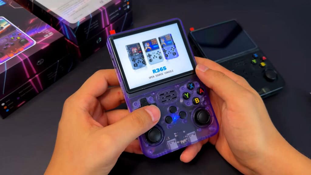 R36S: O Console Econômico que Consegue Rodar Stardew Valley, Half-Life e Mais R36S: O Console Econômico que Consegue Rodar Stardew Valley, Half-Life e Mais