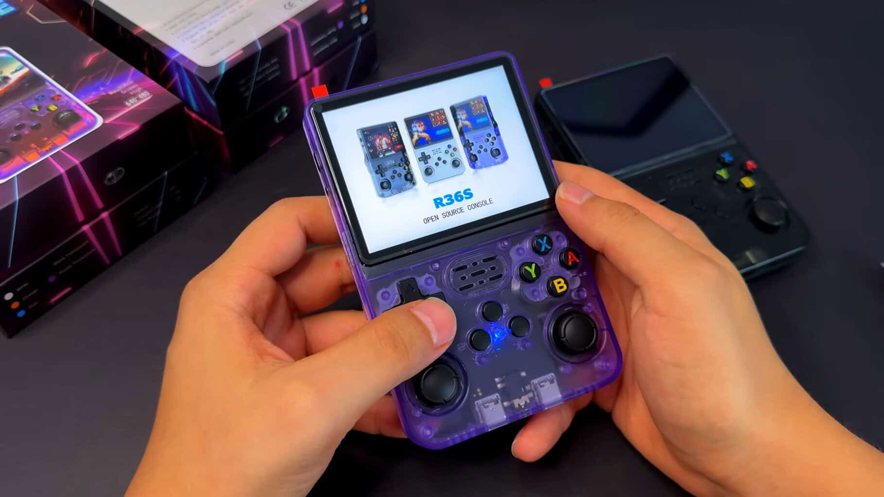 R36S: O Console Econômico que Consegue Rodar Stardew Valley, Half-Life e Mais R36S: O Console Econômico que Consegue Rodar Stardew Valley, Half-Life e Mais