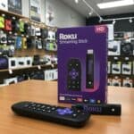 Roku Streaming Stick HD 2025 Dispositivo de streaming para TV HD/FHD com controle remoto por comando de voz compatível com Alexa, Siri e Google