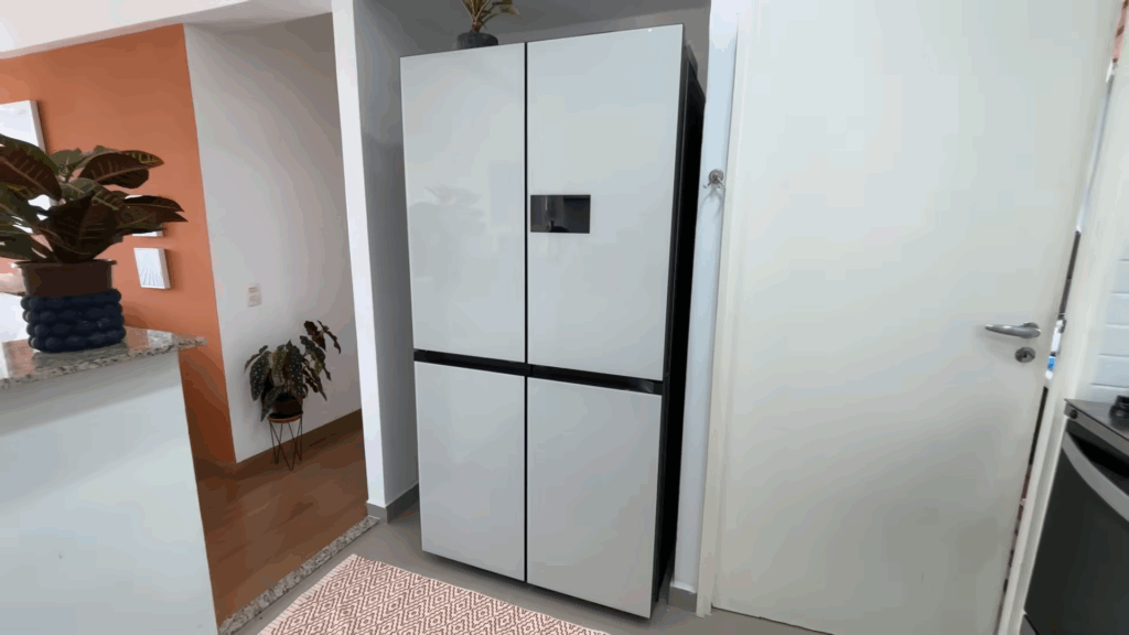 Samsung Bespoke AI RM90: vale a pena a geladeira com tela e câmera inteligente?