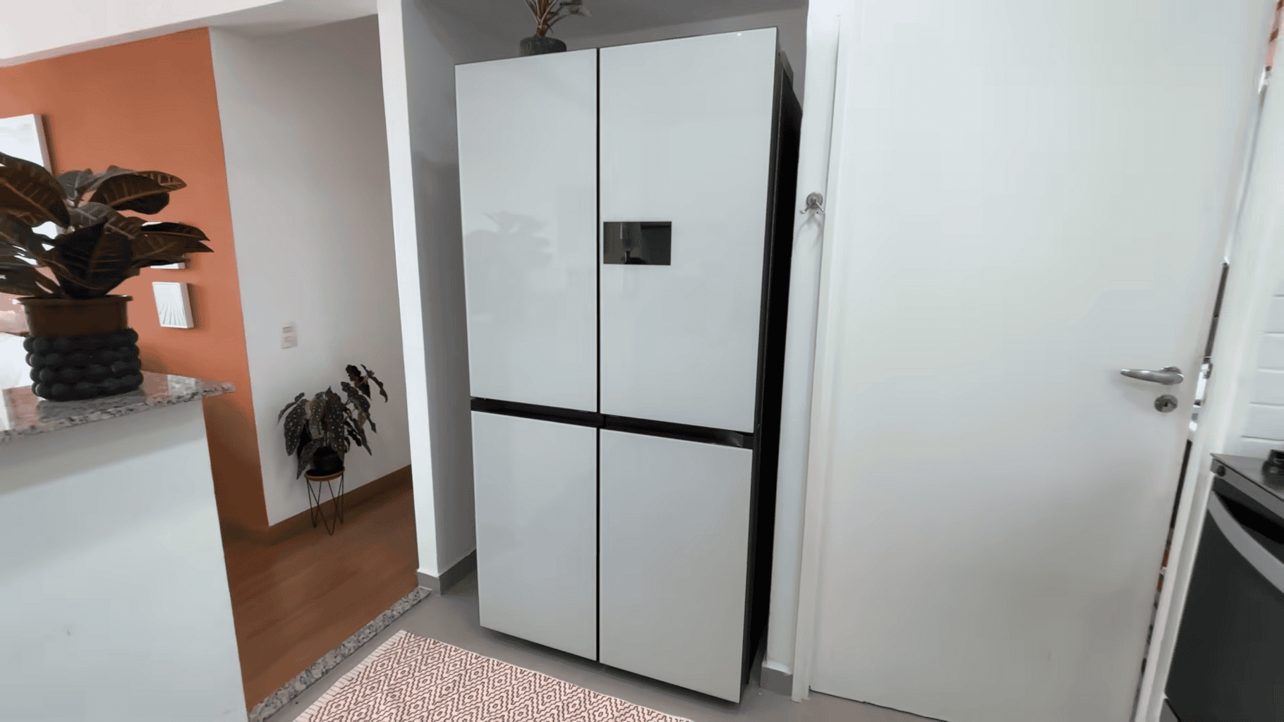 Samsung Bespoke AI RM90: vale a pena a geladeira com tela e câmera inteligente?