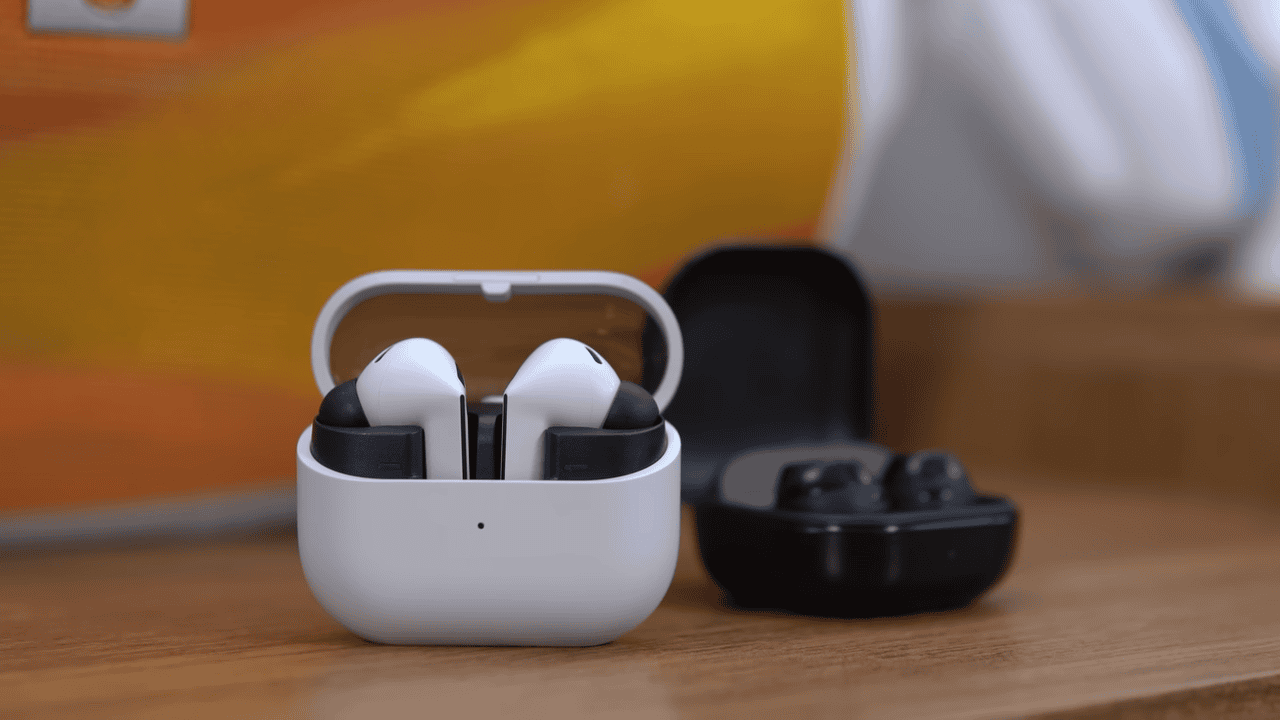 Galaxy Buds Core e Buds 3 FE: Qual vale mais a pena? Guia completo dos novos fones da Samsung