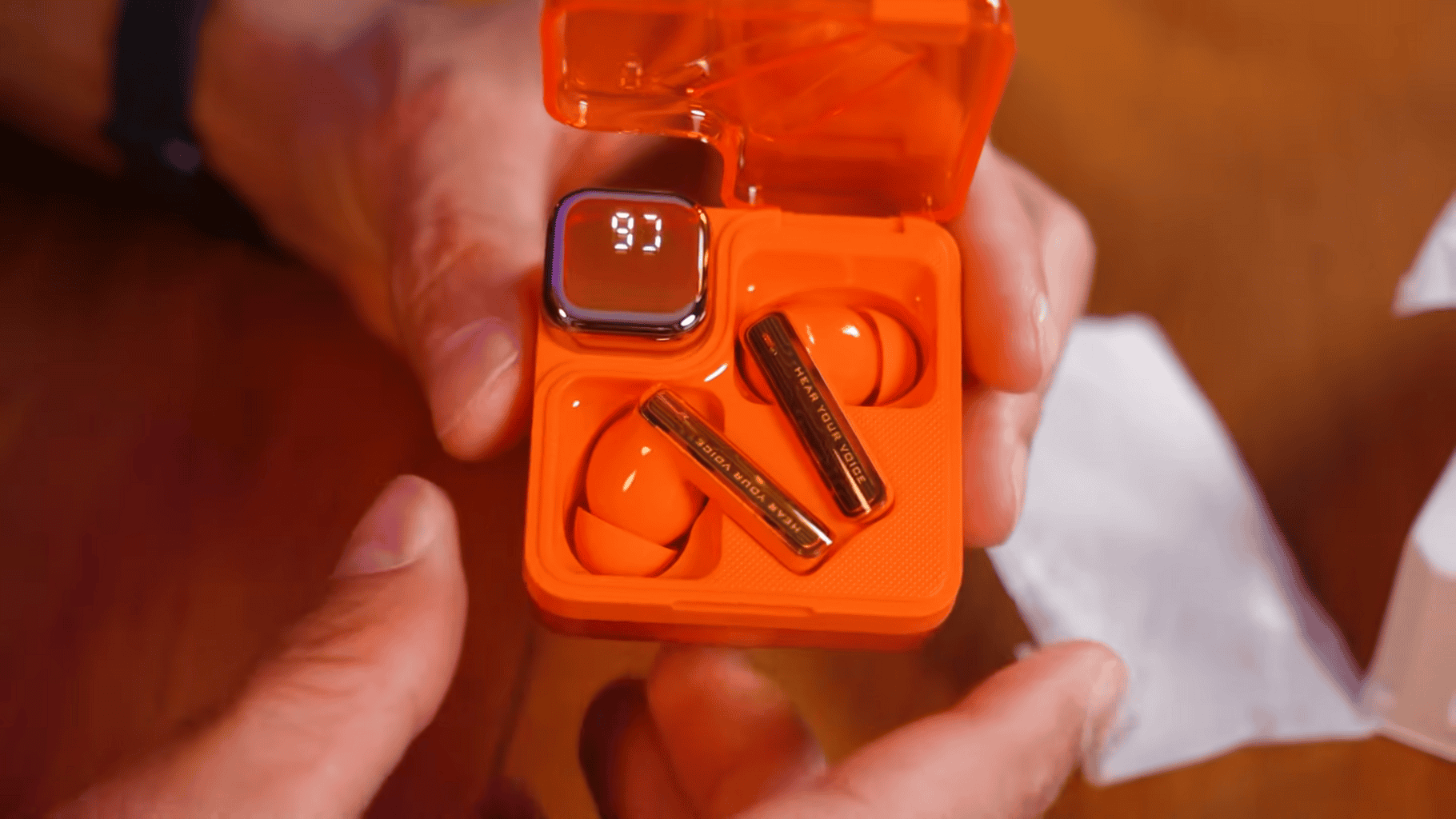 QCY MeloBuds Neo T31 com Tela: Vale a Pena Esse Fone Bluetooth Barato e Estiloso? QCY MeloBuds Neo T31 com Tela: Vale a Pena Esse Fone Bluetooth Barato e Estiloso?