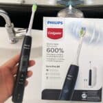 Escova de Dente Elétrica Philips Colgate SonicPro 50  Por: Recarregável, bivolt, com 2 refis e estojo de viagem