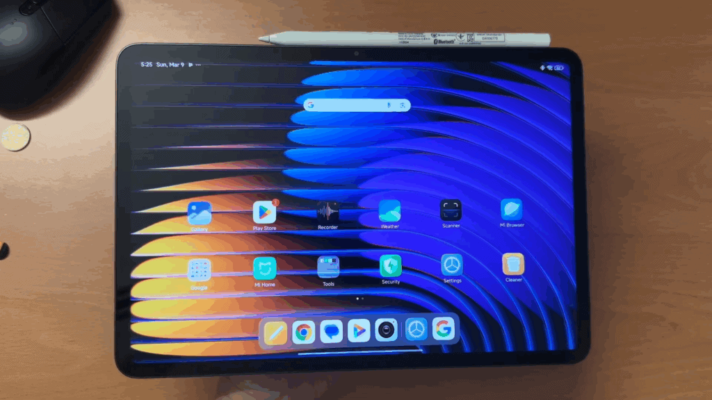 Tela de tablet com interface moderna e apps de tecnologia, ideal para marketing digital e crescimento no Instagram.