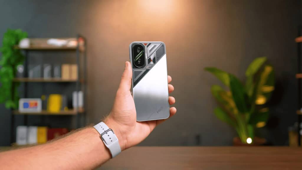 Câmera do smartphone Xiaomi Poco F5 com design futurista e tecnologia avançada.