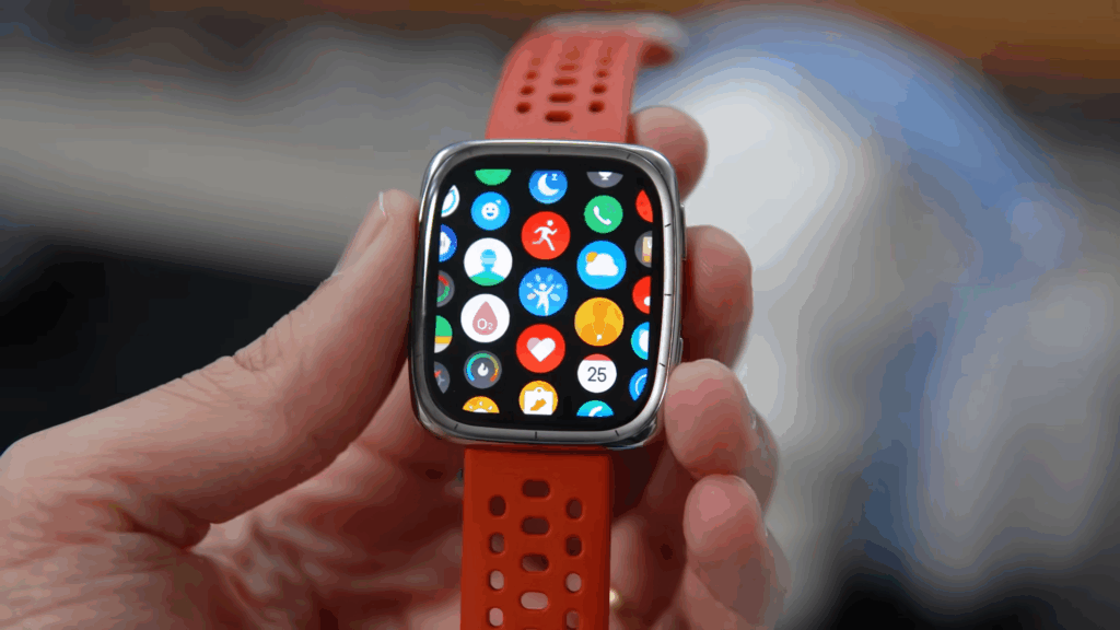 Relógio smartwatch com tela de aplicativos de saúde e fitness, cronômetros e notificações.