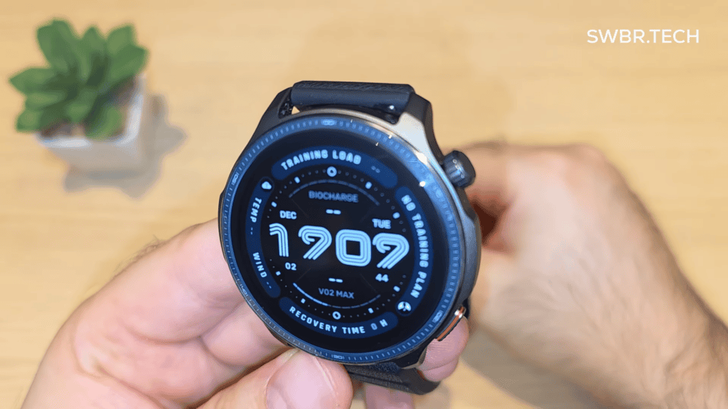 Relógio smartwatch com tela digital exibindo dados de saúde e treino, promovendo tecnologia vestível avançada.