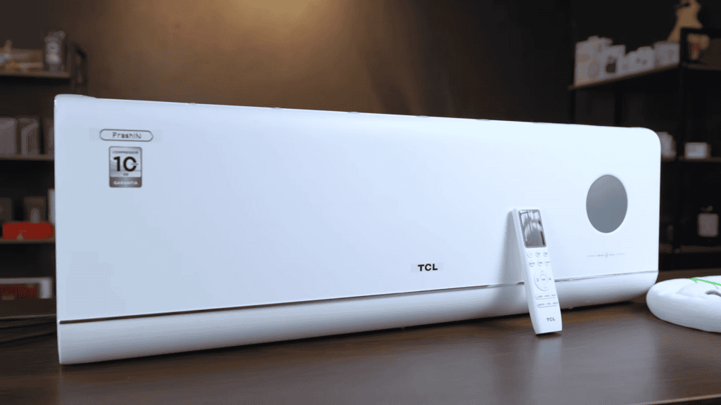 1. Ar-condicionado branco moderno da TCL com controle remoto, decoração de sala de estar.