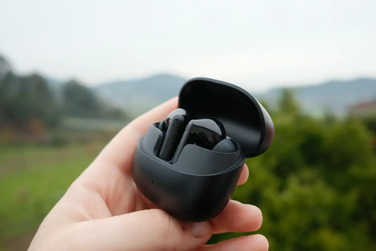 Baseus BASS BP1 Pro: um fone TWS barato com recursos de modelo premium Áudio sem fio em estojo preto, tecnologia Bluetooth, para uso confortável e prático.