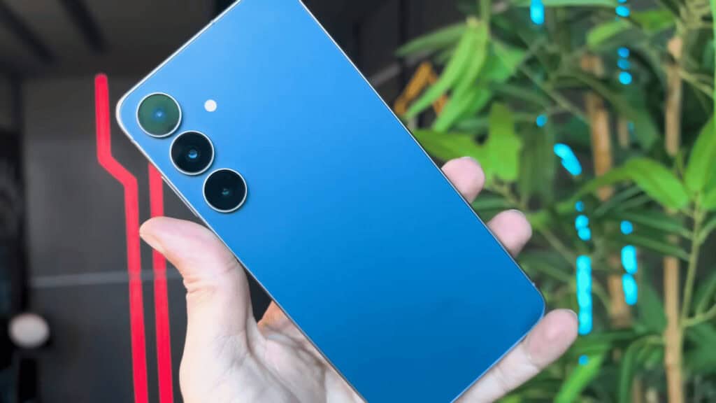 Smartphone azul com câmera tripla, tecnologia móvel, inovação em dispositivos eletrônicos.