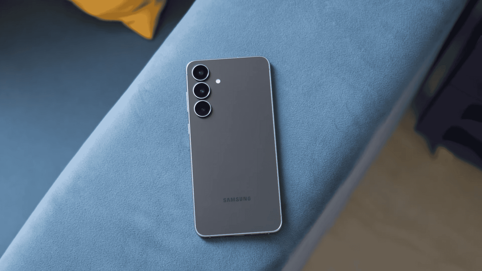 Galaxy S25 FE em 2026: por que muita gente chama de “celular sem dor de cabeça” 3 câmeras traseiras de smartphone Samsung Galaxy, design moderno e tecnologia avançada.