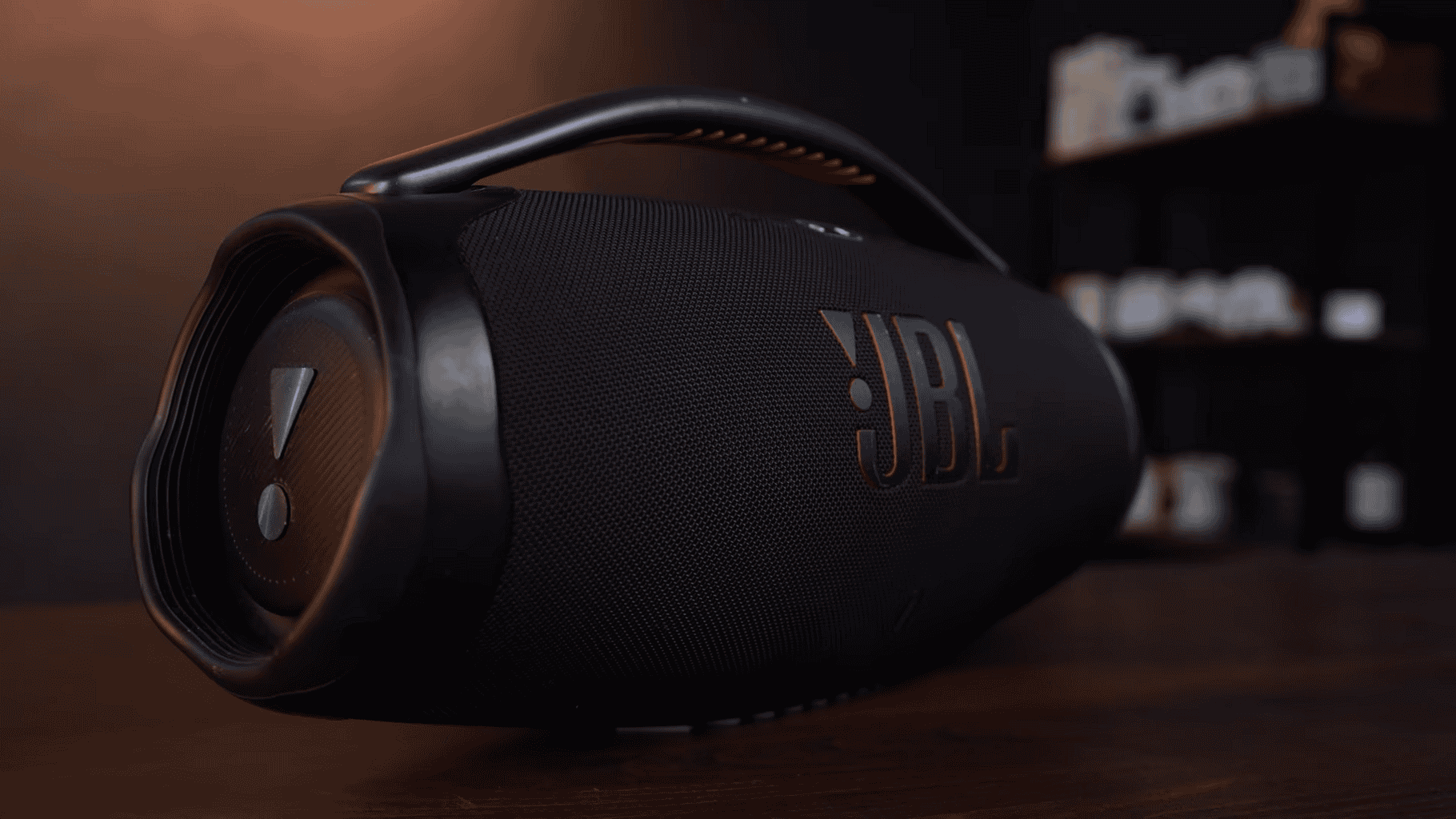 JBL Boombox 4 chegou ao Brasil: o que mudou e por que ela virou a nova referência da JBL Alto texto: Caixa de som portátil JBL, som de alta qualidade e potência, ideal para festas e eventos ao ar livre.