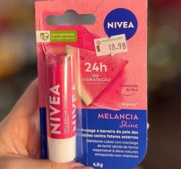 NIVEA Hidratante Labial Melancia Shine 4,8g – Cuidado intensivo para seus lábios, hidratação prolongada, delicioso aroma de melancia, pigmentos brilhantes e cor delicada