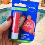 NIVEA Hidratante Labial Morango Shine 4,8g - Cuidado intensivo para seus lábios, hidratação prolongada, delicioso aroma de morango, pigmentos brilhantes e cor delicada