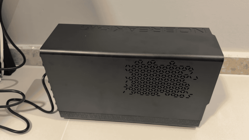 1. Mini servidor de computador preto com ventilação e cabos conectados.