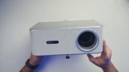 Projetor PROGAGA PG610W: review completo com brilho real, lente selada e foco “nível DLP”