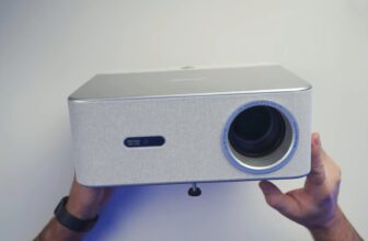 Projetor PROGAGA PG610W: review completo com brilho real, lente selada e foco “nível DLP”