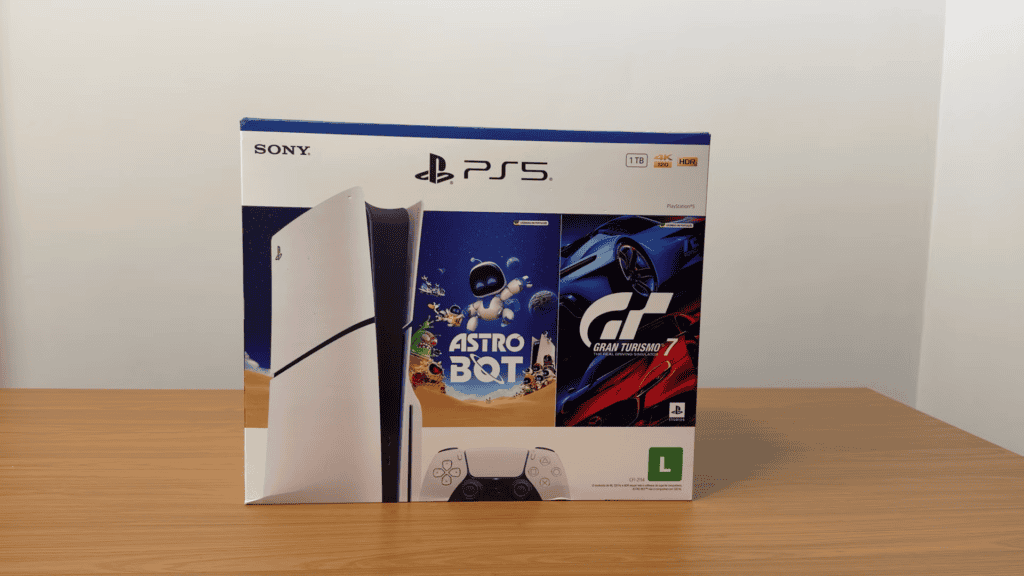Controle PlayStation 5 com jogos Astro Bot e Gran Turismo 7 para otimizar busca.
