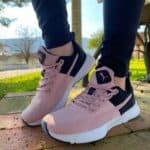 Tênis esportivo Puma rosa e preto para corrida e academia, calçado confortável e estilo casual.