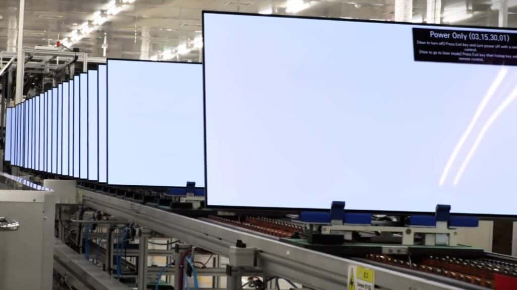 Telões de alta tecnologia em ambiente industrial, displays digitais para promoção e informação.