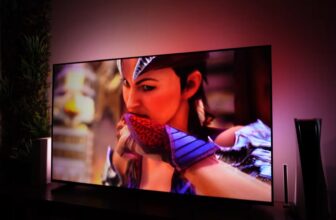 Review Philips Ambilight PUG8100: o diferencial que brilha, mas a imagem decepciona