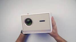 Byintek PLATO T5 Max: projetor Full HD com Google TV certificado que vale a pena em 2026?