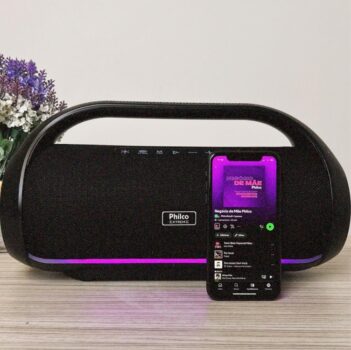 Caixa De Som Portatil Philco Extreme Pbs220bt Led 220w Cor Preto 110V/220V