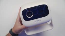 Projetor Portátil com Google TV e Bateria: Vale a Pena Investir em um Modelo Completo?