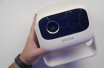 Projetor Portátil com Google TV e Bateria: Vale a Pena Investir em um Modelo Completo?