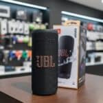 JBL, Caixa de Som, Grip, Bluetooth, Portátil, À Prova D'água e Poeira, Bateria de até 46h, Auracast, Som JBL Pro, AI Sound Boost, 16W RMS - Preta