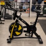 Bicicleta Ergométrica WCT Fitness Spinning Roda Inércia 13Kg Preto Amarelo Uso Doméstico Bike Exercício em Casa Sensor Cardíaco Ajuste Altura Resistência