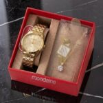 Kit Relógio Mondaine Pequeno Dourado E Colar De Cristal 32720lpmkde1k1