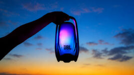 JBL Pulse 6: nova caixa de som tem 40 W, iluminação RGB, IP68 e som otimizado por IA