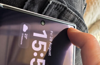 Galaxy Z Fold 8 apresenta flexão nos cantos da tela interna; é defeito ou comportamento normal?