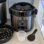 Panela Elétrica Electrolux vapor arroz capacidade 2L 6 Xícaras 2 em 1 timer panela removivel antiaderente tampa com visor transparente ERC10 inox 220v por Rita Lobo