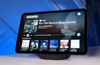 Echo Show 8 4ª geração: vale a pena? Testamos tela, som, Alexa+, Wi-Fi 6E e casa inteligente